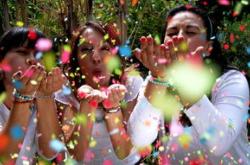 用爱伴你成长：从权威到伙伴，轻松培养自信快乐的孩子